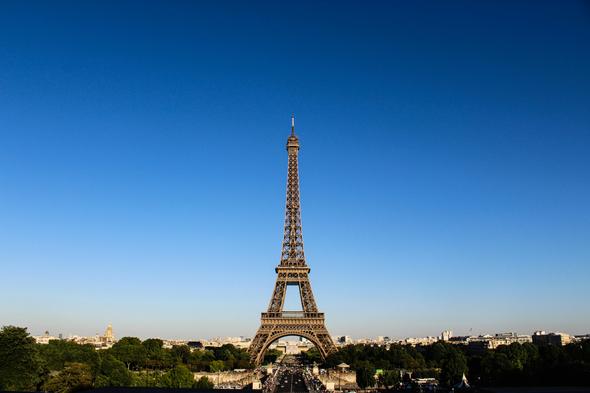 An image of the he iconic Eiffel tower in Paris, France. 
