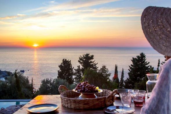 Travellers today are looking for a seamless blend of hotel polish and home comfort. That means high-speed Wi-Fi, fresh linens, spotless spaces, and friendly, timely support. 