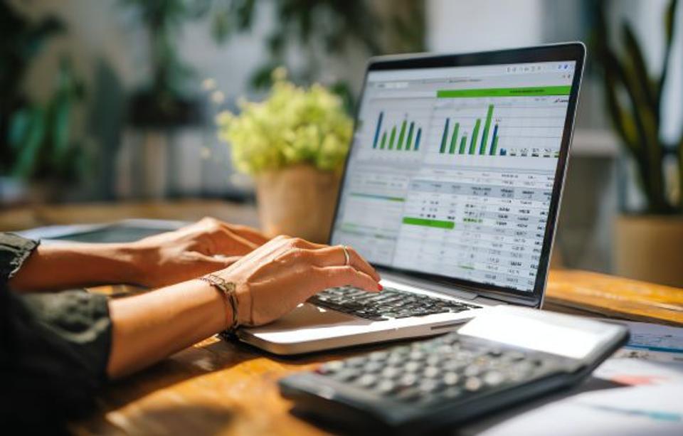 Are there PMS systems with real-time occupancy and revenue dashboards for short-term rentals?